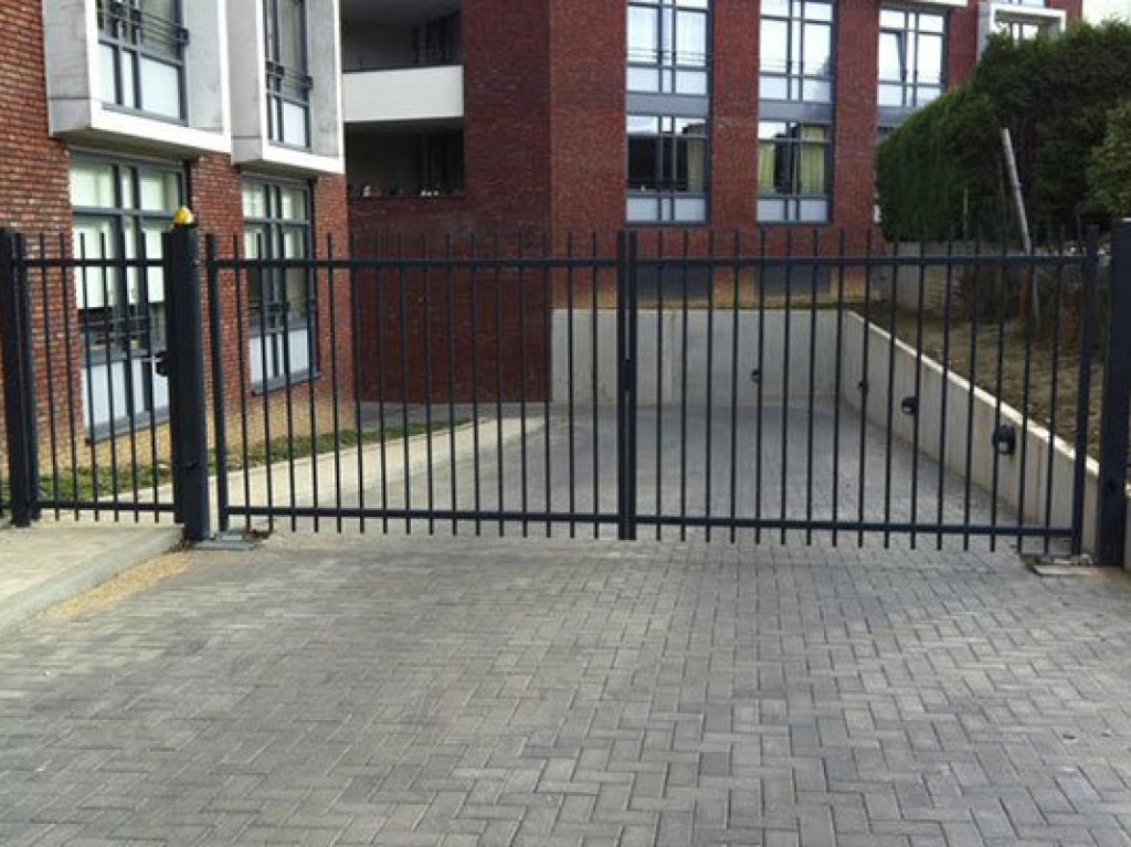 Dubbele zwarte draaipoort bij een oprit