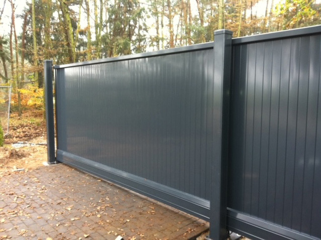 Antraciet schuifpoort op maat aan een bosrand